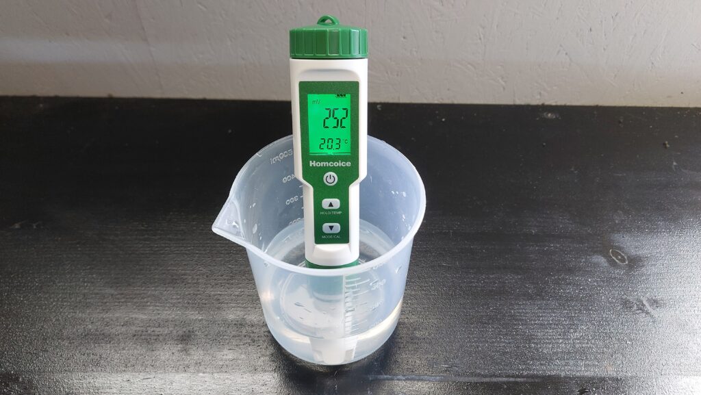 Messbecher mit Messgerät für Redoxpotential