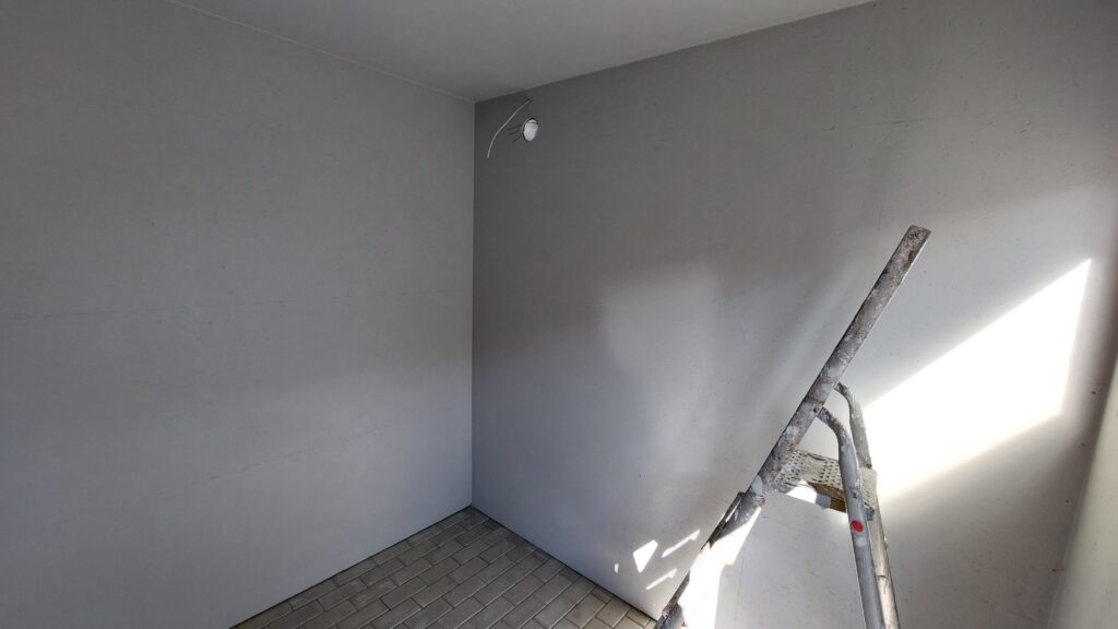 Innenhälterung Streichen und Elektrik: Wände und Decke streichen