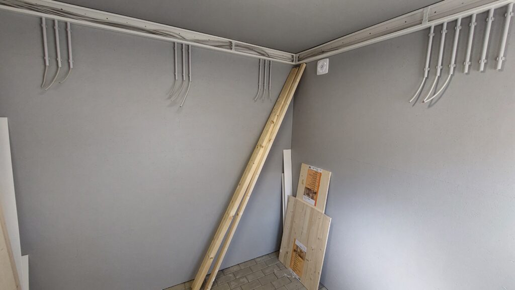 Innenhälterung Streichen und Elektrik: Leitung verlegen