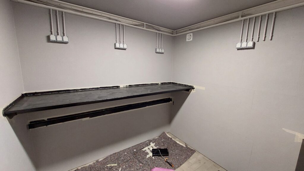 Innenhälterung: Steckdosen und Brett für Filter