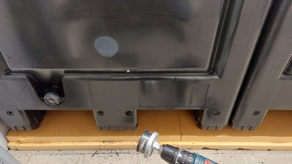 Innenhälterung: Bohrung ins Becken