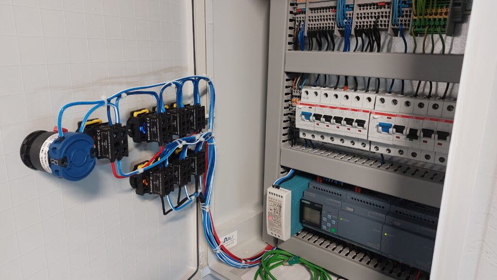 Steuerung der Innenhälterung: Verkabelung der Tür